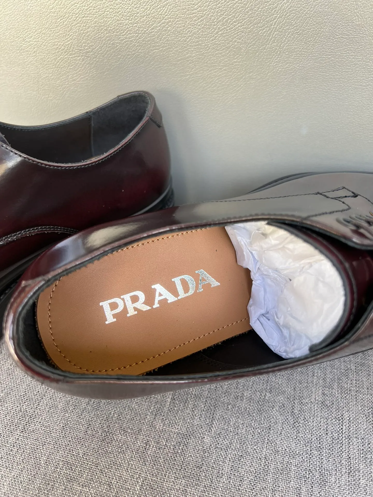 Men's shoes 💰860 💰Best recommendation✨PRADA Prada top purchasing quality imported upper with color-brushed edge beads carved toe design cowhide lining private molded TPU outsole non-slip, wear-resistant and elastic fashionable and versatile burgundy black blue 39-44 in stock (38, 45 customized for replacement, return and exchange)